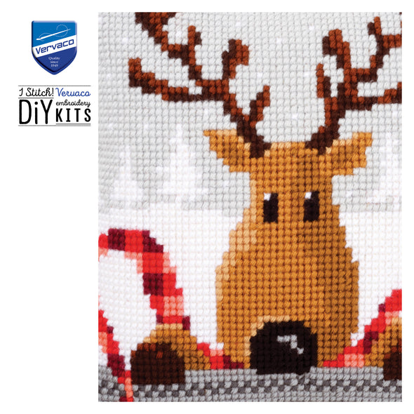 Cross-stitched reindeer design on a white background with Vervaco branding.